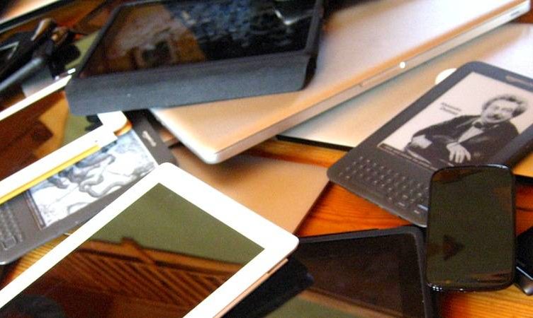 Asians most attached to mobile devices while travelling