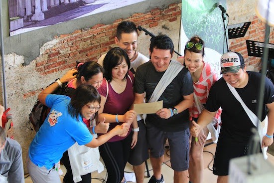 Yeoh Siew Hoon (left in blue) with a winning team: This event rallies local communities around their own heritage.