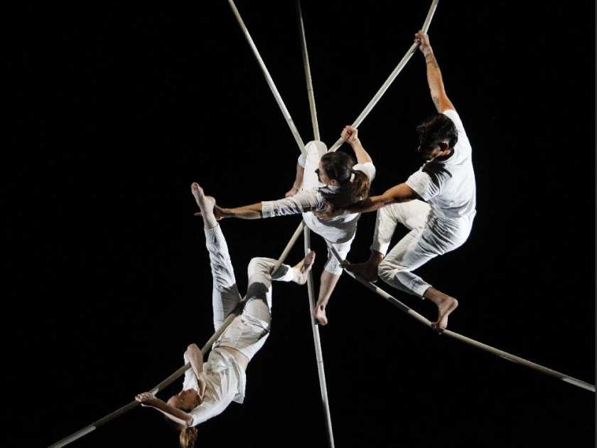 montreal-que-october-2-2015-acrobat-troupe-les-7-doig1