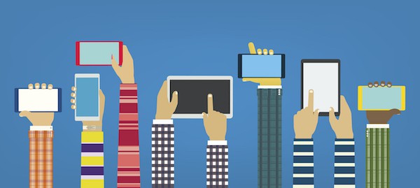 Information easily available to travellers via mobile devices (Image RamCreativ/iStock)
